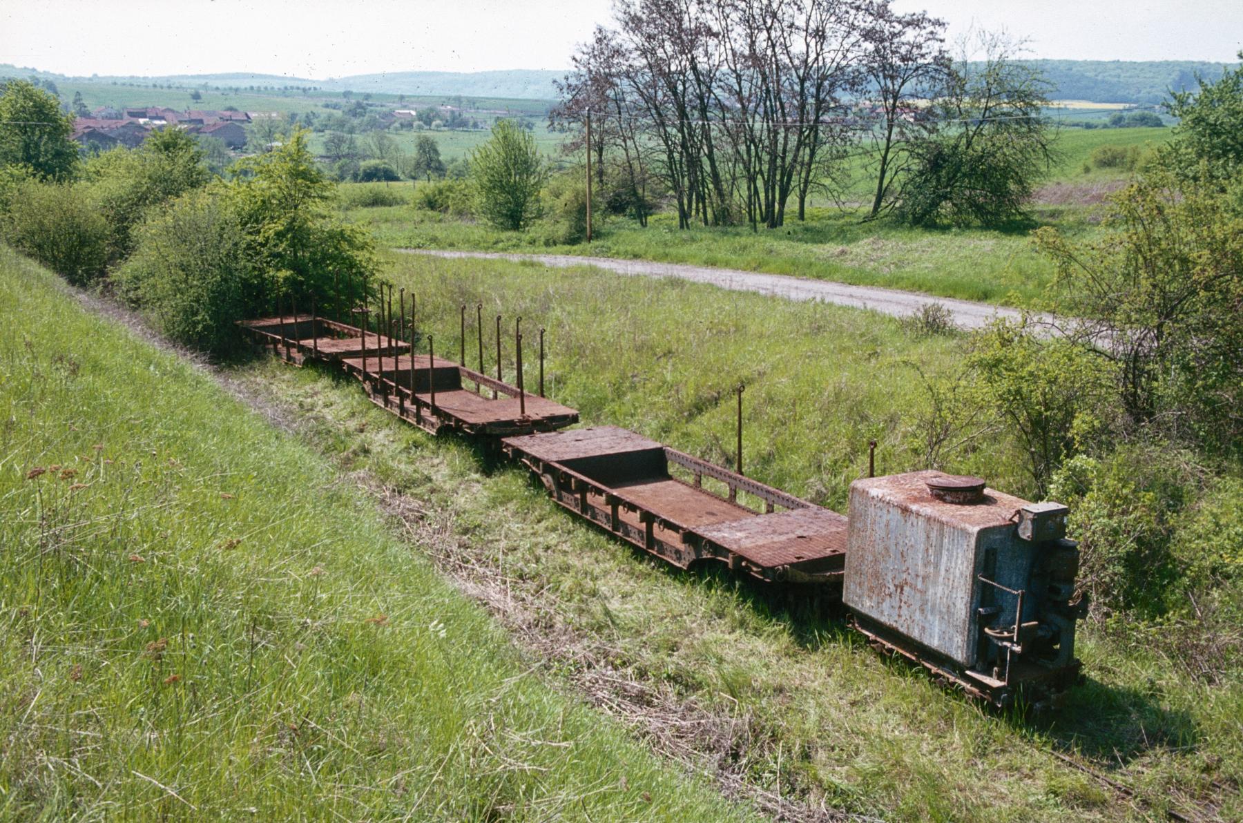 Ligne Maginot - VF60 - ANTENNE DE L'OUVRAGE D'ANZELING - (RESEAU - Voie 60 - Antenne ou rocade ferroviaire) - ANTENNE ANZELING
Wagons divers en attente sur la voie  à une centaine de métres de l'entrée munitions
(Mai 1985) - Michel Mansuy