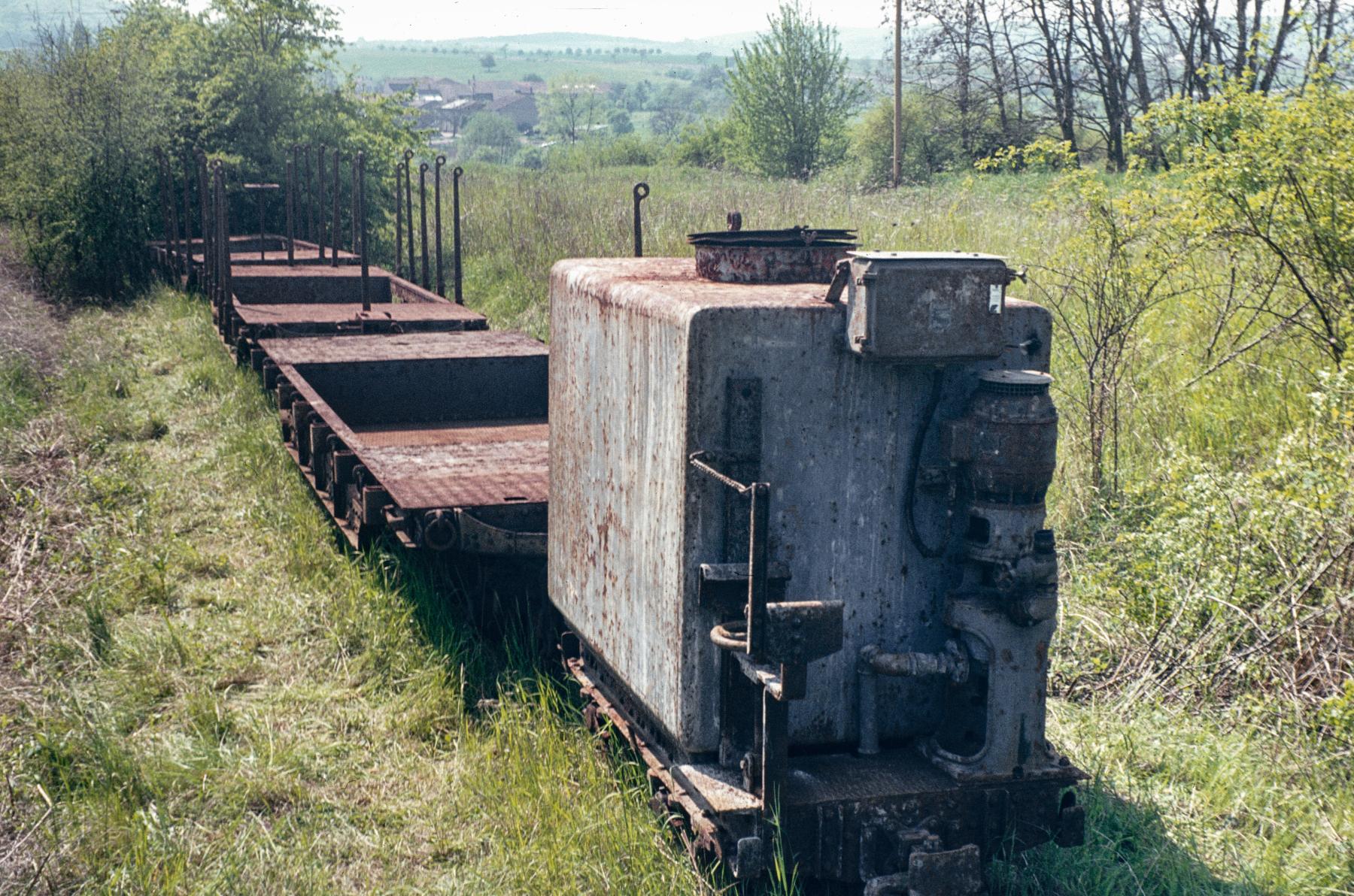 Ligne Maginot - VF60 - ANTENNE DE L'OUVRAGE D'ANZELING - (RESEAU - Voie 60 - Antenne ou rocade ferroviaire) - ANTENNE ANZELING
Wagons divers en attente sur la voie  à une centaine de métres de l'entrée munitions
(Mai 1985) - Michel Mansuy