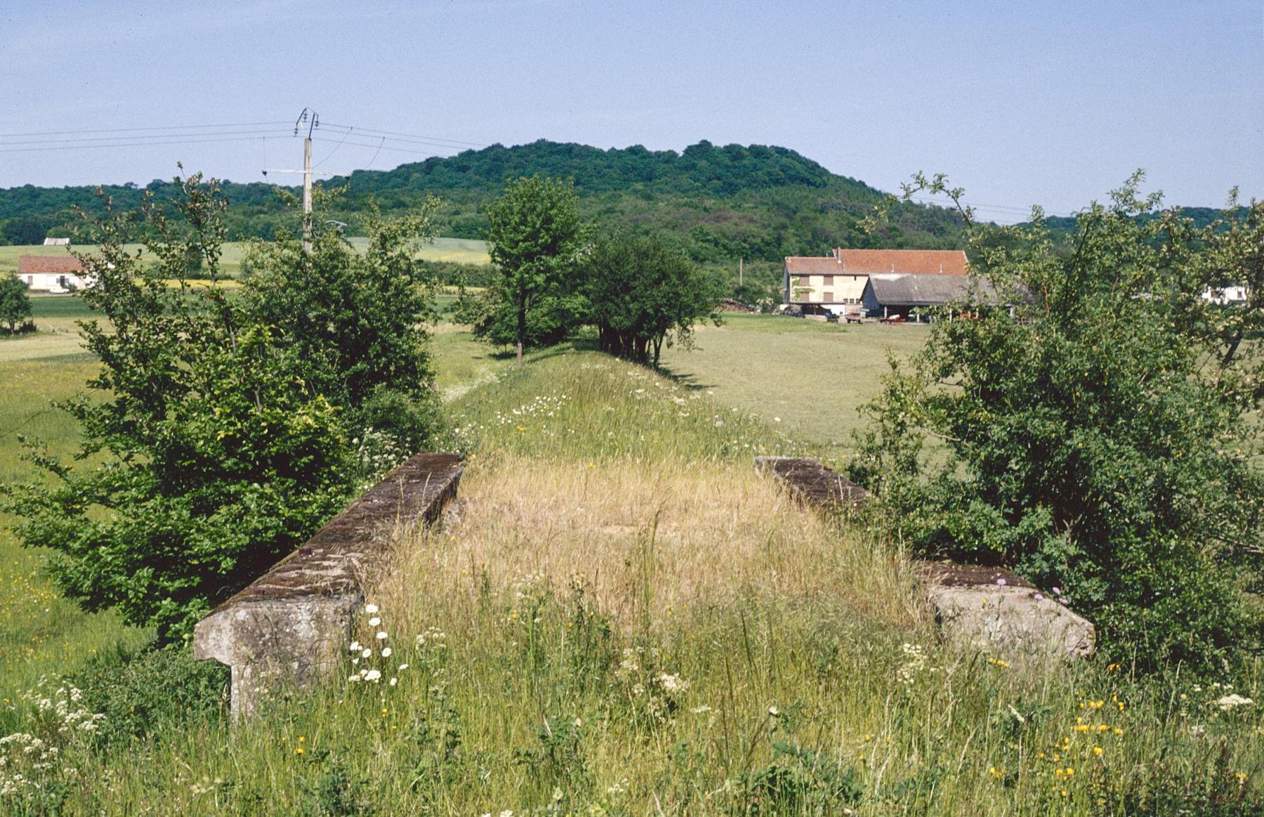 Ligne Maginot - VF60 - ANTENNE DE L'OUVRAGE DE MéTRICH - (RESEAU - Voie 60 - Antenne ou rocade ferroviaire) - Pont de la Canner n°1
Ancienne bute de la voie 60 en direction de l'ouvrage qui se situe complètement à gauche (limite de la photo) - Michel Mansuy