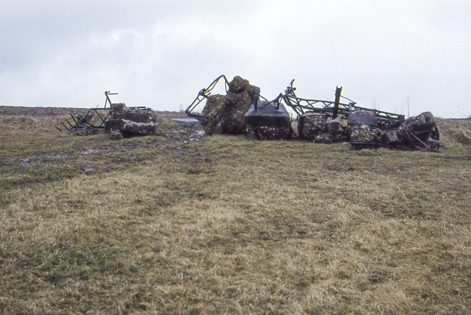 Ligne Maginot - ELEC - RéSEAU ALIMENTATION ELECTRIQUE - INTERCONNEXIONS 65 KV - (RESEAU - Electricité) - Ligne de transport haute tension 65 KV CENE posée par TRINDEL pour l'alimentation des ouvrages par l'arrière 

La fin du réseau
Destruction des supports restés en place - MANSUY Michel