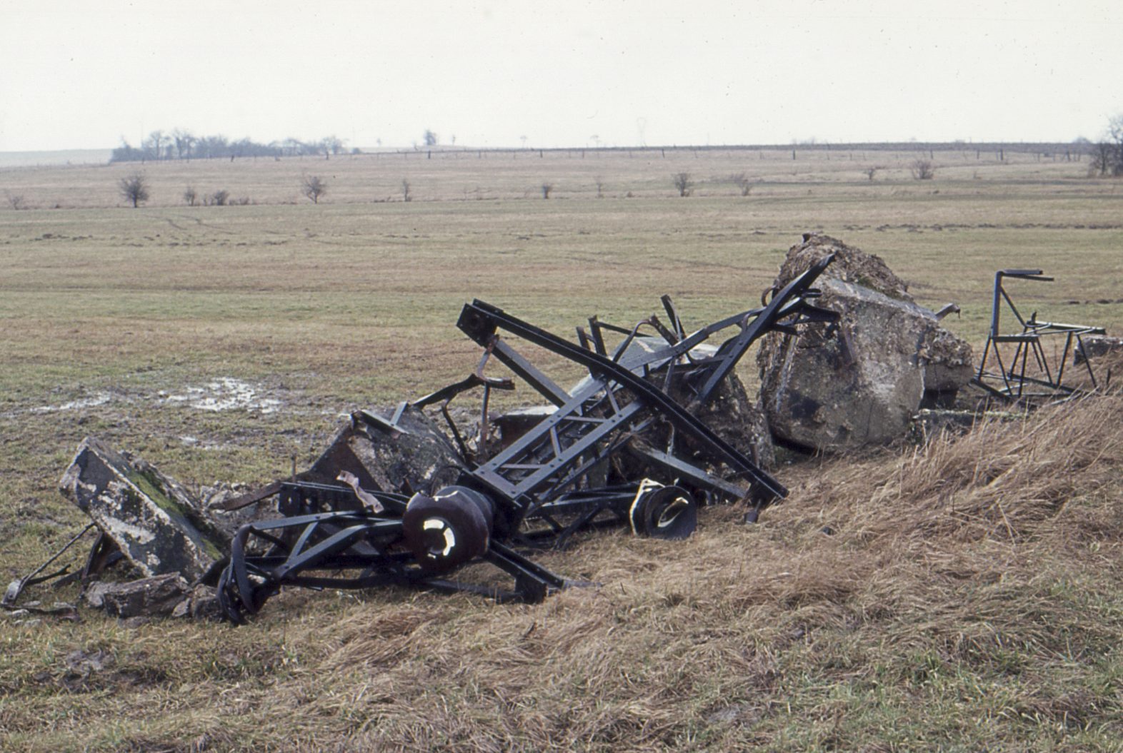 Ligne Maginot - ELEC - RéSEAU ALIMENTATION ELECTRIQUE - INTERCONNEXIONS 65 KV - (RESEAU - Electricité) - Ligne de transport haute tension 65 KV CENE posée par TRINDEL pour l'alimentation des ouvrages par l'arrière 

La fin du réseau
Destruction des supports restés en place - MANSUY Michel