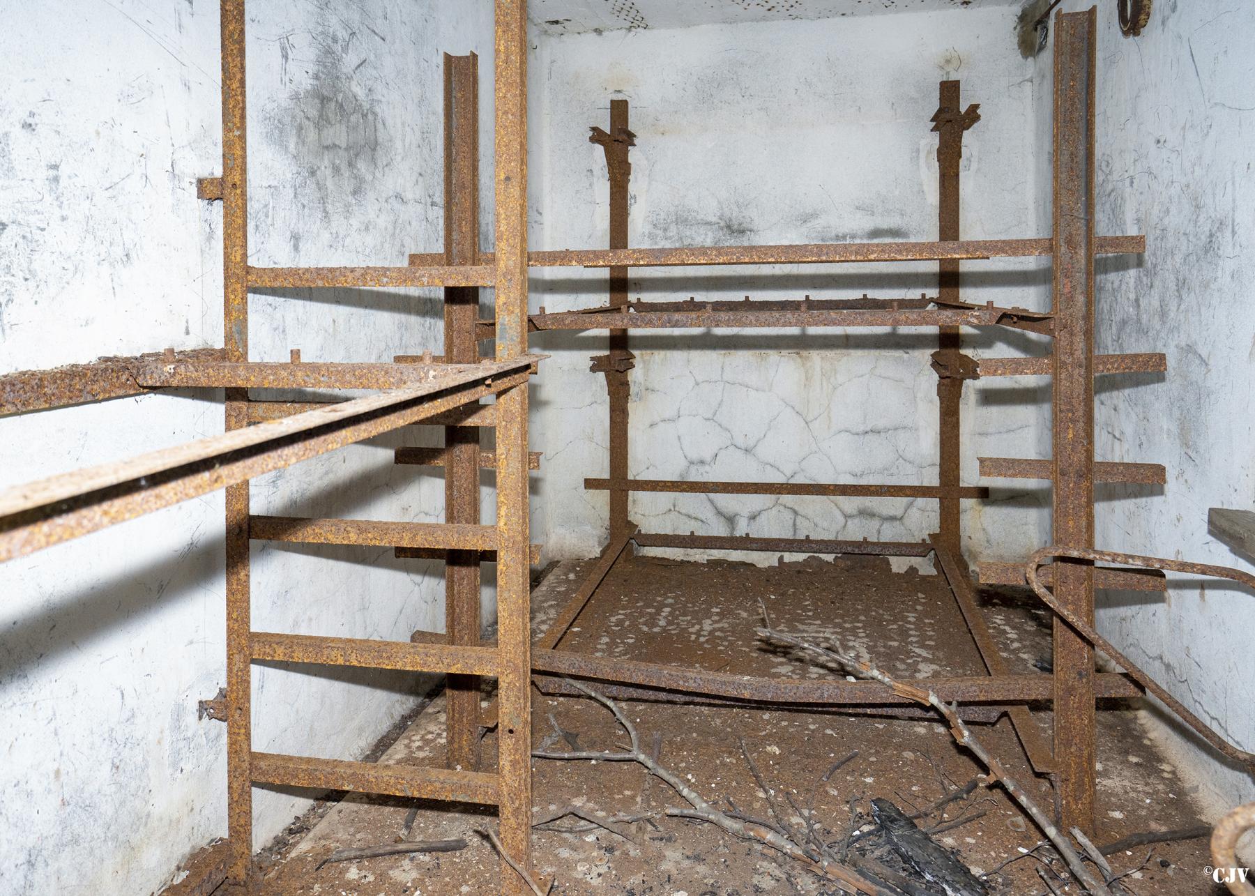 Ligne Maginot - BOIS DE FERANGE - X27 - (Abri) - Entrée Est
Corps de garde - Lia VERMEULEN