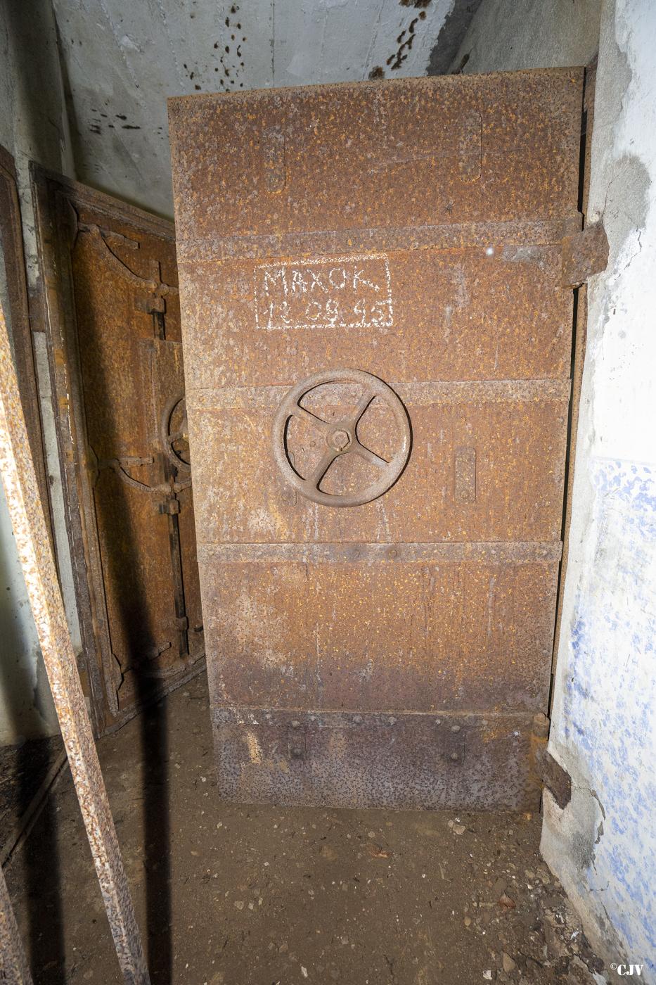 Ligne Maginot - BOIS DE FERANGE - X27 - (Abri) - Entrée Est
Les portes - Lia VERMEULEN