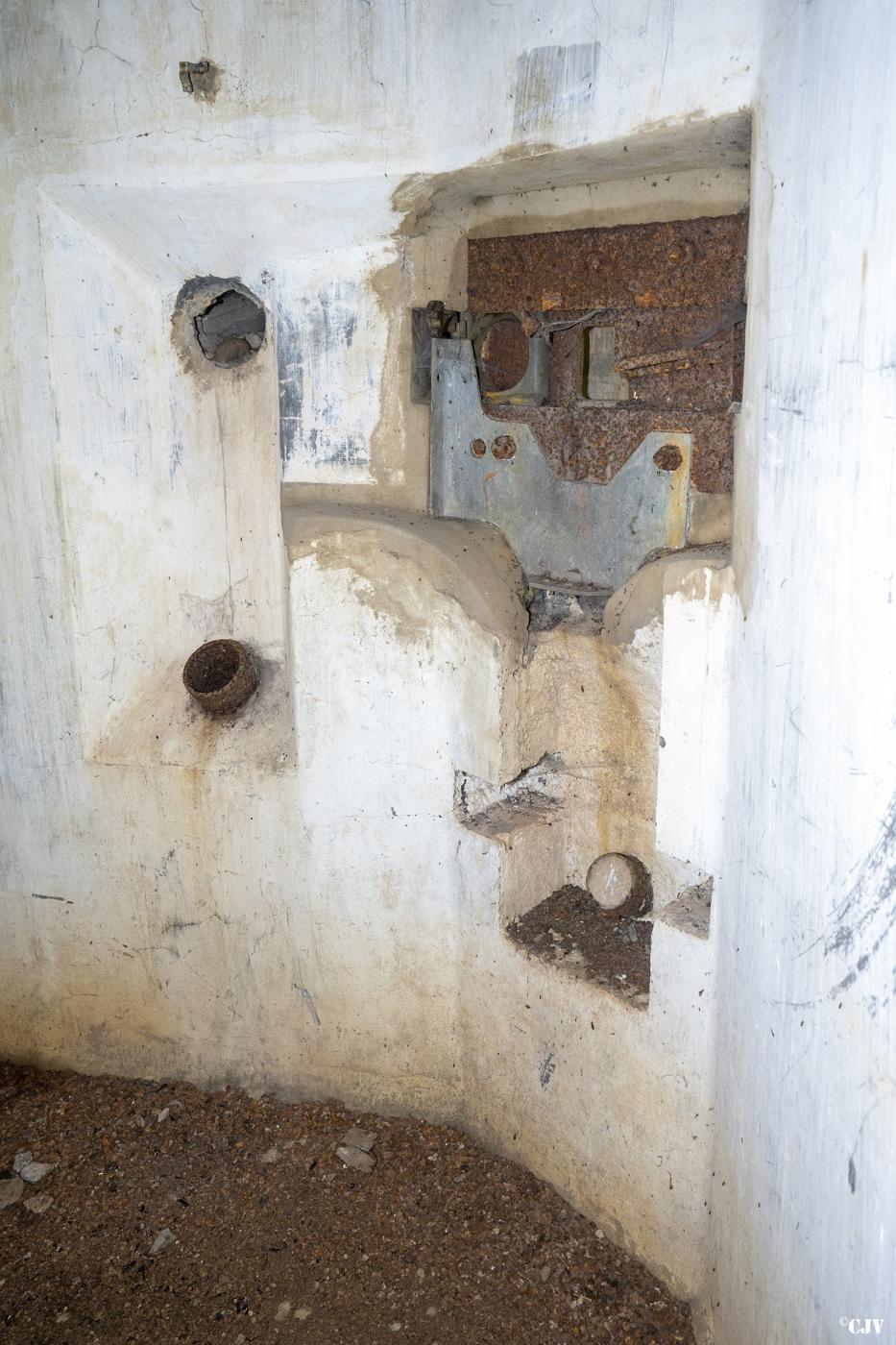 Ligne Maginot - BOIS DE FERANGE - X27 - (Abri) - Entrée Est
Créneau de défense - Lia VERMEULEN