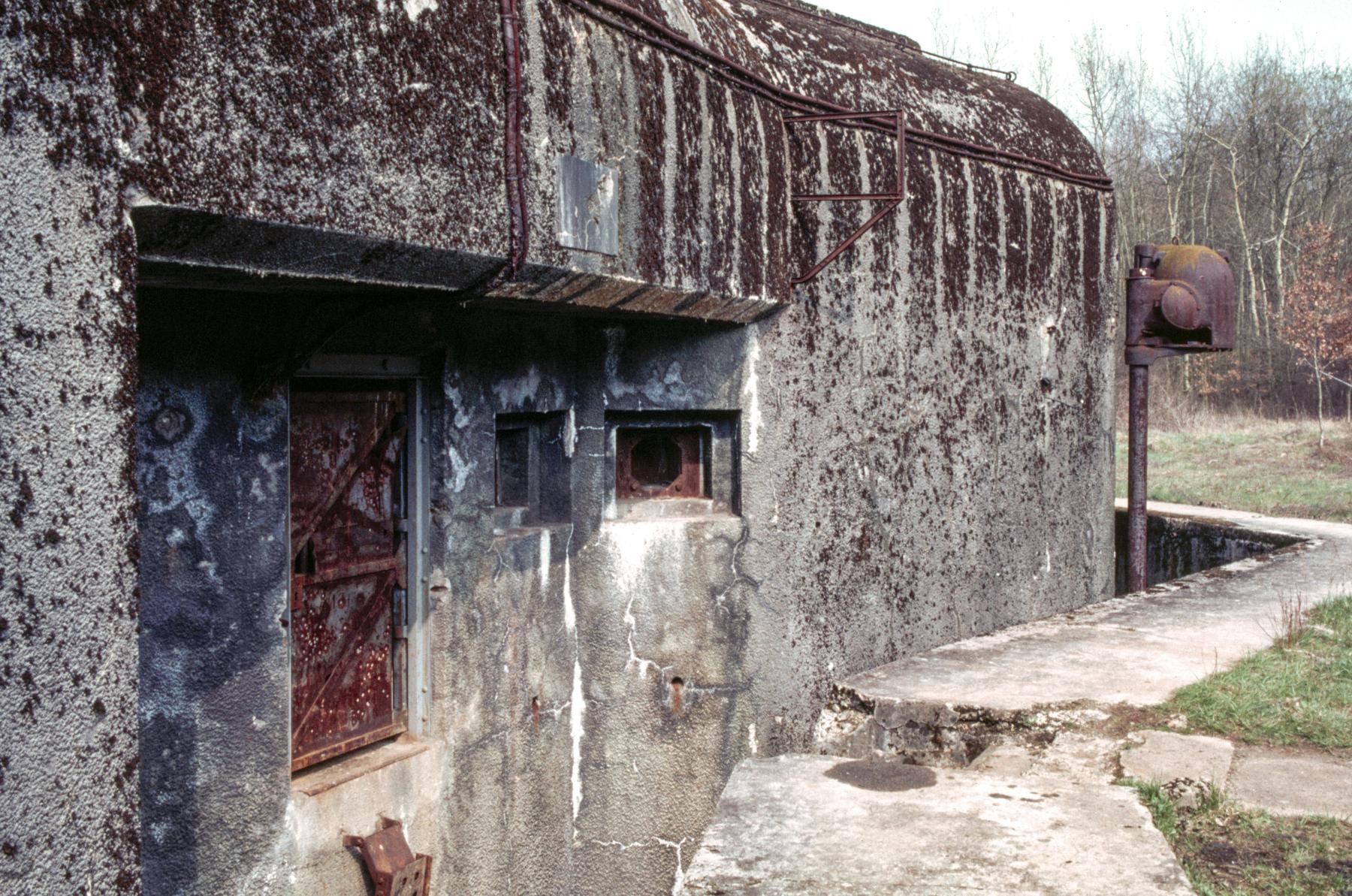 Ligne Maginot - BOIS KARRE - A12 - (Ouvrage d'infanterie) - L'entrée et le fossé - MANSUY Michel