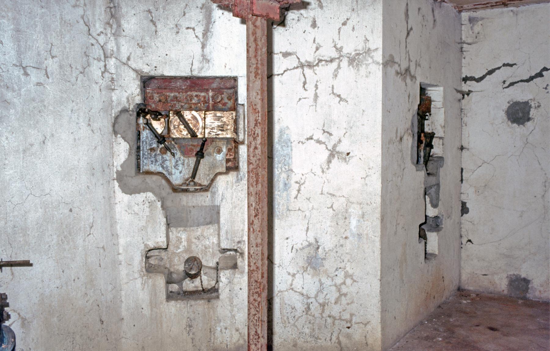 Ligne Maginot - BOIS KARRE - A12 - (Ouvrage d'infanterie) - Deuxième chambre de tir Est
Le pied est le support du bi-rail pour le canon - MANSUY Michel