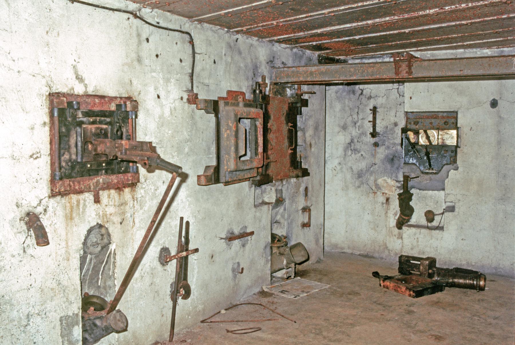 Ligne Maginot - BOIS KARRE - A12 - (Ouvrage d'infanterie) - Chambre de tir Est avant restauration - MANSUY Michel