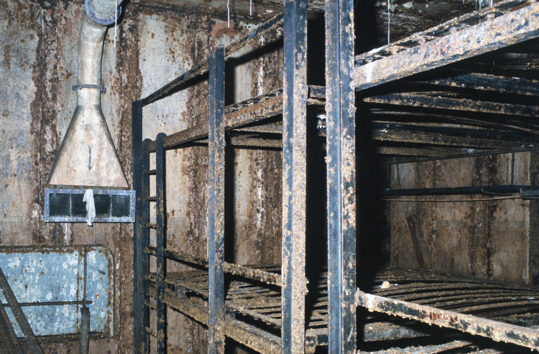 Ligne Maginot - BOIS KARRE - A12 - (Ouvrage d'infanterie) - Dortoir avant restauration - MANSUY Michel