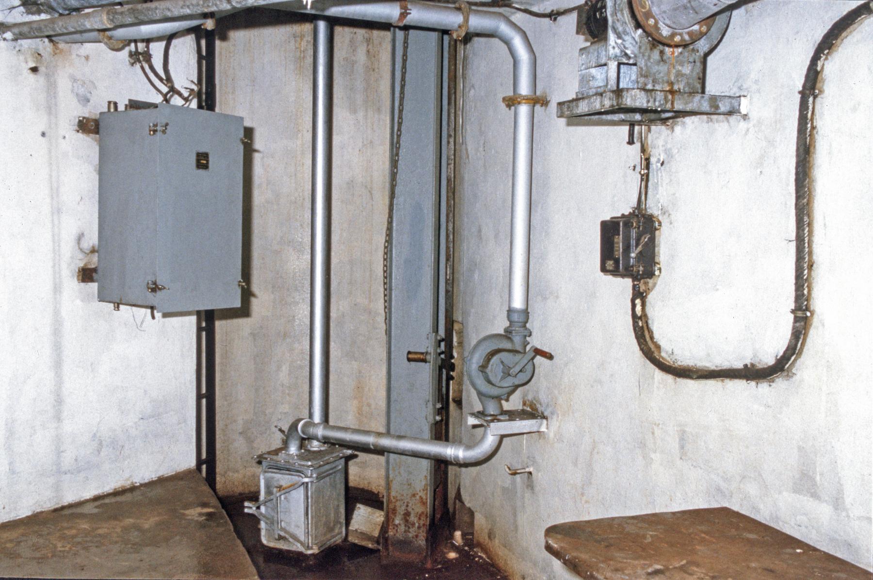 Ligne Maginot - BOIS KARRE - A12 - (Ouvrage d'infanterie) - En bas de la cloche GFM Ouest - MANSUY Michel