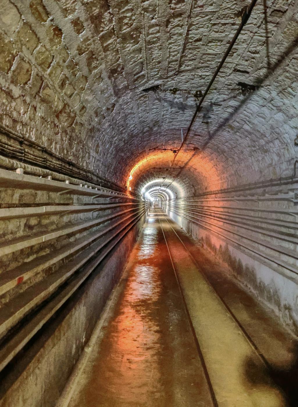 Ligne Maginot - FERMONT - A2 - (Ouvrage d'artillerie) - Galerie principale de l'ouvrage, prise des avants vers les entrées - Jean-Michel Jolas