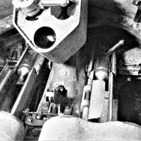 Ligne Maginot - HACKENBERG - A19 - (Ouvrage d'artillerie) - Bloc 10 - la tourelle de mortiers de 81 mm
Étage supérieur, Culasses et goulottes de chargement des deux tubes. Les culasses sont en position 'Chargement' et une culasse de rechange est rangée dans son support