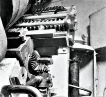 Ligne Maginot - HACKENBERG - A19 - (Ouvrage d'artillerie) - Bloc 10 - la tourelle de mortiers de 81 mm
Étage supérieur, Détail du mécanisme de réglage de la portée agissant sur les évents des tubes de détente.
A l'arrière, l'une des norias d’alimentation en projectiles