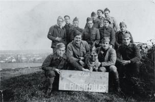 Ligne Maginot - HETTANGE GRANDE - O9 - (Observatoire d'artillerie) - L'équipage de O9 en 1939-40. Noter la présence du St-Lt TROUILLET, debout au centre