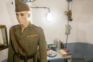 Ligne Maginot - 79° Régiment d'Infanterie de Forteresse (79° RIF) - Mannequin portant un uniforme aux couleurs du 79e RIF dans la chambre du chef de la casemate d'Oberroedern Sud