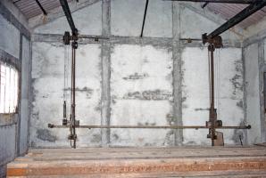 Ligne Maginot - RESERVOIR DE DIEFENBACH - (Inondation défensive) - Le local des vannes avec l'installation pour hisser les poutres