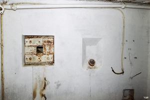 Ligne Maginot - ZIGLIONE (Casemate d'infanterie) - Le créneau pour FM et la goulotte lance-grenades. A droite les fixations d'un poste téléphonique étanche type TM 32