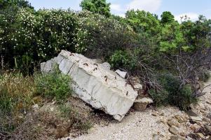 Ligne Maginot - GEORGES VILLE - (Casemate d'infanterie - Double) - Un bloc du béton en bordure du rivage