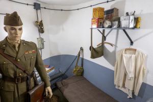 Ligne Maginot - OBERROEDERN SUD - RIEFFEL - (Casemate d'infanterie - Double) - Chambre du chef de casemate
Le mannequin porte un uniforme du 79e RIF
