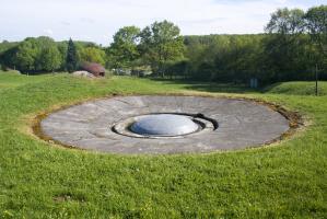 Ligne Maginot - IMMERHOF - A10 - (Ouvrage d'infanterie) - Bloc 3
Cloche GFM et tourelle de 81. A l'extrême gauche, on voit l'une des deux cloches GFM de l'entrée mixte.