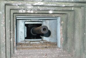 Ligne Maginot - IMMERHOF - A10 - (Ouvrage d'infanterie) - Bloc d'entrée
Le canon dans son créneau