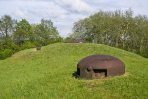 Ligne Maginot - IMMERHOF - A10 - (Ouvrage d'infanterie) - Cloche GFM factice entre les blocs 1 (visible à l'arrière-plan) et 2