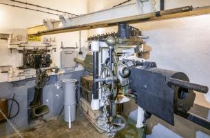 Ligne Maginot - SCHOENENBOURG - (Ouvrage d'artillerie) - Entrée des munitions
Chambre de tir avec le canon AC47 en position effacé et le jumelage de mitrailleuses Reibel en place dans le créneau