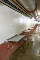 Ligne Maginot - SCHOENENBOURG - (Ouvrage d'artillerie) - Casernement
Tables rabattables dans la galerie