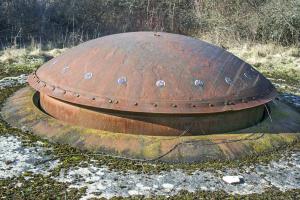 Ligne Maginot - SOETRICH - A11 - (Ouvrage d'artillerie) - Bloc 5
Tourelle de 75 du bloc. On devine les traces d'un essai de charge creuse sur le sommet de celle-ci.
