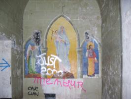 Ligne Maginot - SOETRICH - A11 - (Ouvrage d'artillerie) - M1
Vue en 2004, la chapelle signée Charpentier et Tinet est au fond de la galerie droite du magasin. 
Elle a été profanée par des vandales au début des années 2000.