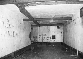 Ligne Maginot - SOETRICH - A11 - (Ouvrage d'artillerie) - Entrée munitions
Zone de déchargement des camions. Noter les ponts roulants et le créneau de défense intérieure en arrière-plan