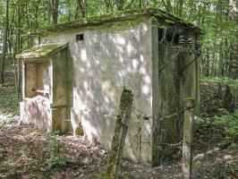Ligne Maginot - SOETRICH - A11 - (Ouvrage d'artillerie) - Le poste de transformation extérieur près de l’entrée des hommes. Ce poste était doté de deux transformateurs (60KVA et 200 KVA)