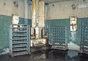 Ligne Maginot - SOETRICH - A11 - (Ouvrage d'artillerie) - Bloc 3
Magasin à munitions pour les mortiers de 81
Les dispositifs de mise en place des fusées et charges additionnelles et au centre, les norias desservant l'ange supérieur ou sont installés les mortiers