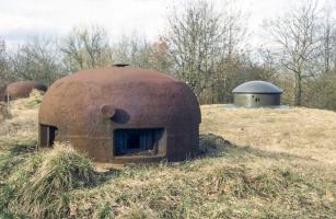 Ligne Maginot - HACKENBERG - A19 - (Ouvrage d'artillerie) - Bloc 7
Les deux cloches GFM et la tourelle de mitrailleuses