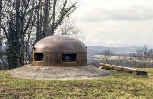 Ligne Maginot - HACKENBERG - A19 - (Ouvrage d'artillerie) - Bloc 11
Cloche GFM
Les tours de la centrale de Cattenom sont visibles au-dessus de la ligne de crête du Bois de Koenigsmacker