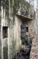 Ligne Maginot - MONT DES WELCHES - X25 - (Abri) - Fossé diamant et entrée droite.
Noter les filtres abandonnés dans le fossé.