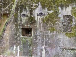 Ligne Maginot - MONT DES WELCHES - X25 - (Abri) - Le créneau pour FM au centre de la façade de l'abri