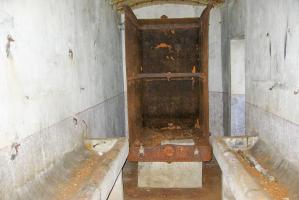 Ligne Maginot - MONT DES WELCHES - X25 - (Abri) - Lavabos, avec en arrière plan la citerne de stockage d'eau dont la façade avant a été découpée