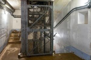 Ligne Maginot - SCHOENENBOURG - (Ouvrage d'artillerie) - Bloc 4
Monte-charge dans la cage d'escalier