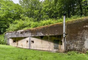 Ligne Maginot - BILMETTE - X26 - (Abri) - La magnifique façade de l'abri dans un cadre verdoyant.