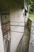 Ligne Maginot - BILMETTE - X26 - (Abri) - Vue en enfilade du fossé diamant. Au premier plan, la porte blindée étanche et la passerelle repliée.