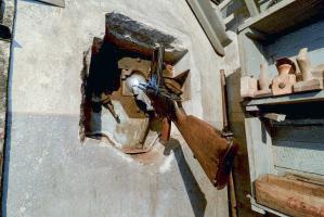 Ligne Maginot - BILMETTE - X26 - (Abri) - Un créneau de façade qui est équipée d'un fusil-mitrailleur MAC 24/29 servant à défendre l'abri en cas d'attaque.