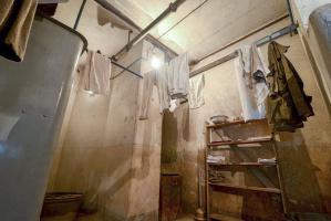 Ligne Maginot - BILMETTE - X26 - (Abri) - Du linge qui sèche paisiblement au-dessus du puits servant à alimenter en eau les lavabos ainsi qu'à pouvoir remplir les différents réservoirs de service.