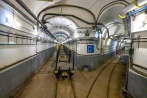 Ligne Maginot - SCHOENENBOURG - (Ouvrage d'artillerie) - Carrefour dans la galerie principale après la gare des avants.
Tout droit on va vers les blocs 1, 2, 3 et 4.
La galerie à droite part vers les blocs 4, 5 et 6.