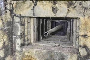 Ligne Maginot - SENTZICH - A16 - (Ouvrage d'infanterie) - Casemate sud 
Créneau pour canon AC interchangeable avec un  jumelage de mitrailleuses Reibel MAC 31
(Le 'canon' en place est un faux canon installé dans les années 80-90)