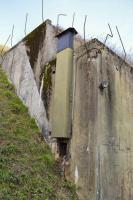 Ligne Maginot - SENTZICH - A16 - (Ouvrage d'infanterie) - Casemate Sud, à gauche de l'entrée: cheminée cuisine et entrée des câbles.