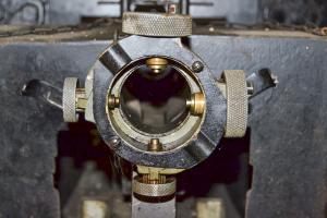 Ligne Maginot - SENTZICH - A16 - (Ouvrage d'infanterie) - Détail de la fixation de la lunette de visée du jumelage de mitrailleuses de la casemate Sud. Les deux grandes molettes font 45 mm de diamètre, les deux autres 30 mm.