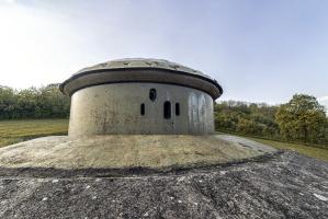 Ligne Maginot - SENTZICH - A16 - (Ouvrage d'infanterie) - Le toit du bloc Nord avec la tourelle de mitrailleuses en position 'batterie'.