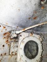 Ligne Maginot - SENTZICH - A16 - (Ouvrage d'infanterie) - L'extrémité libre du câble pend devant le hublot d'éclairage.