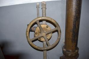 Ligne Maginot - SENTZICH - A16 - (Ouvrage d'infanterie) - Adoucisseur d'eau Zerhyd - L'appareil a été enlevé. Il reste le volant avec ses quatre commandes : soulèvement, marche, rinçage et régénération.