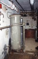 Ligne Maginot - OBERHEIDE - A14 - (Ouvrage d'infanterie) - Appareil déferriseur et adoucisseur devant le couvercle du puits.
L'adoucisseur, semble similaire à celui de ses voisins X14 et A16.